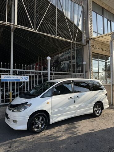 боковое зеркало виндом: Белый минивэн Toyota Estima с плавными линиями кузова и
