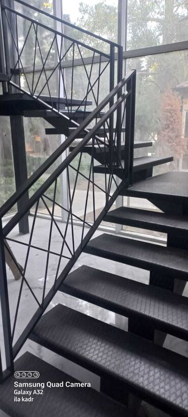 Pilləkən məhəccərləri: Qara metaldan hazırlanmış, müasir üslubda pilləkən. Pilləkənlər daxili — 3