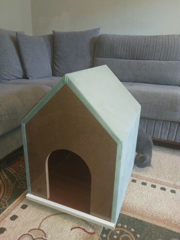 Yuvalar: Pişik üçün ev. Akril Laminat 18 lik. Ölçüləri : Hündürlük 70 sm. Eni — 10