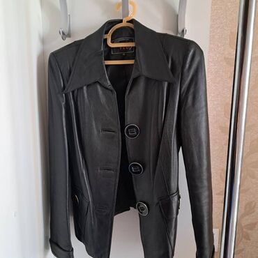 Пиджаки, жакеты: Продаю женскую куртку!!! Кожа, размер м. Цвет черная одевала 2,3 раза