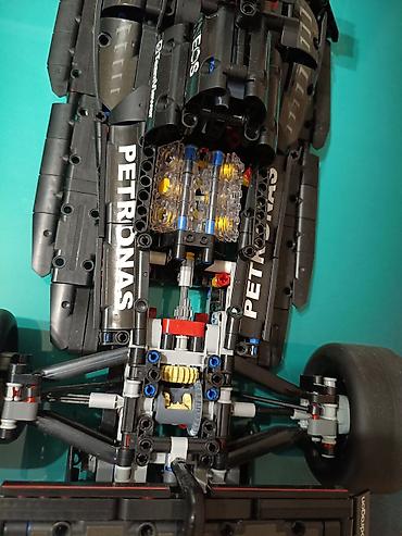 Автоунаалардын моделдери: Лего-модель Formula 1 Mercedes-AMG Petronas, собранная, с подставкой — 3