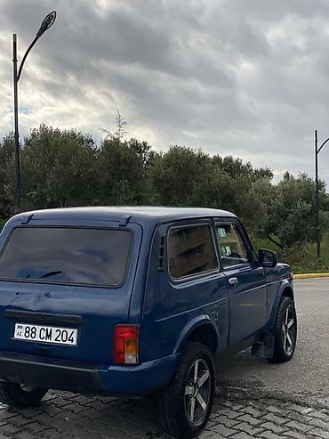 nolyedi masin: LADA Niva (VAZ 2121) 3 qapı, mavi rəngli SUV Əsas xüsusiyyətlər: - — 6