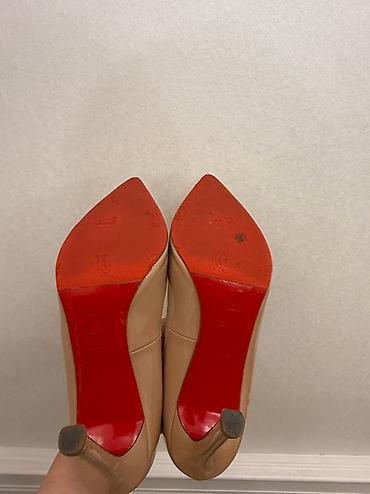 черные часы: Туфли, 38.5, Christian Louboutin, Б/у, цвет - Бежевый, Самовывоз — 7