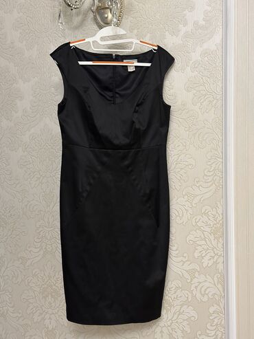 черное платье вышитое бисером: Вечернее платье, Классическое, Средняя модель, Атлас, Без рукавов, M (EU 38)