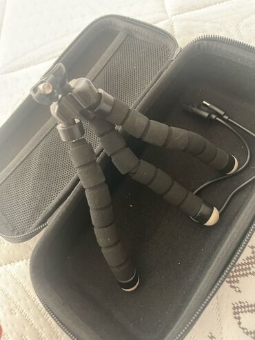 GoPro Hero 8 qara rəngli aksiyon kamerası, qara səkkizayaqlı ştativ və