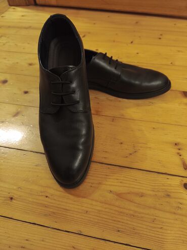 Ayaqqabılar: Qara rəngdə olan dəri kişi ayaqqabıları. Dəbli dizaynı ilə həm rəsmi — 2