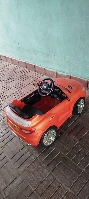 sederek ticaret merkezi usaq maşınları: Qırmızı rəngdə olan Mercedes-Benz stilində uşaq elektrik avtomobili