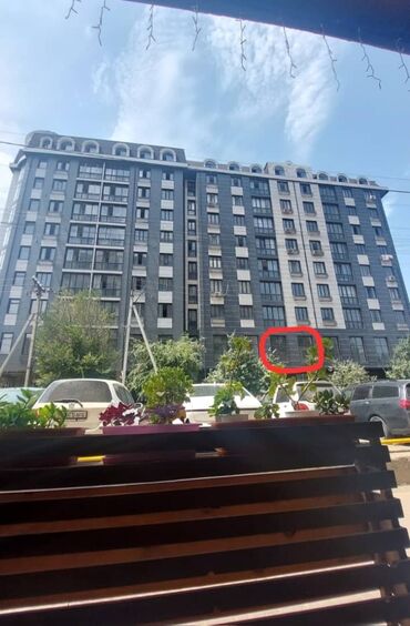 продажа офиса в бизнес центре: Сдаётся коммерческое помещение на втором этаже с отдельным входом с