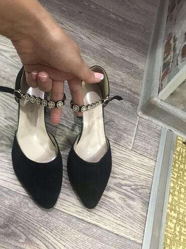 женская зимняя обувь бишкек: Срочнооо Продаю свою любимую туфельку👠очень идёт и под платье под