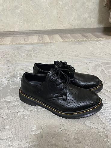 вулкани: Мужские классические ботинки Dr. Martens 1460, изготовлены из — 4