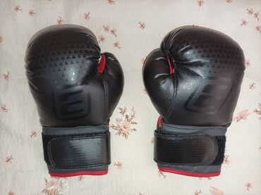 zenske rukavice za boks: Na prodaju bokserske rukavice, na čičak traku, u dobrom stanju. Na