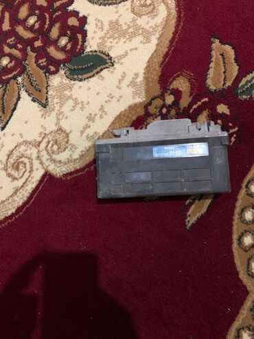 Maqnitofonlar: Bosch avtomobil maqnitofonu (head unit) üçün əsas blok və metal montaj