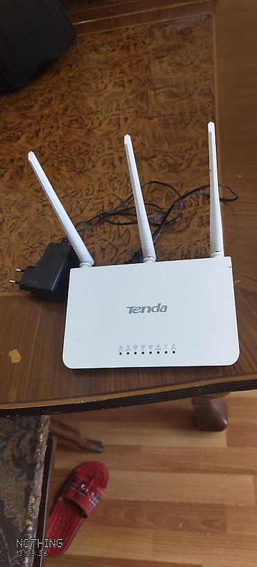 Tenda Wi‑Fi router - Marka/model: Tenda (ağ korpuslu, 3 antenli) - Üç