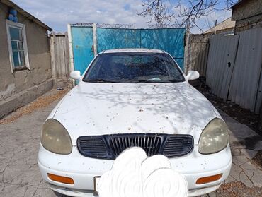 купить машину шевроле: Белый седан Daewoo Leganza. Автомобиль отличается плавными линиями
