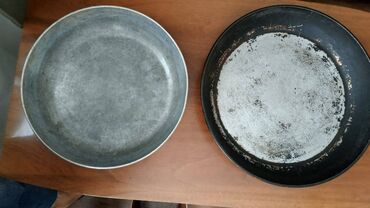 сковородка чугунная: Продаю две чугунные сковородки d=35см и d=30cм. Чугун советский