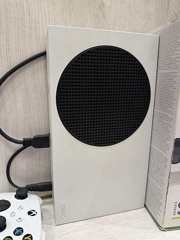 xbox seris x: Xbox Series S oyun konsolu. Şəkillərdə görünən dəstə ağ rəngli konsol — 2