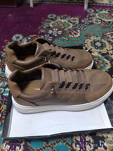 Кроссовки и спортивная обувь: Стильная мужская обувь можно и подросткам, коричневого цвета с белой — 6
