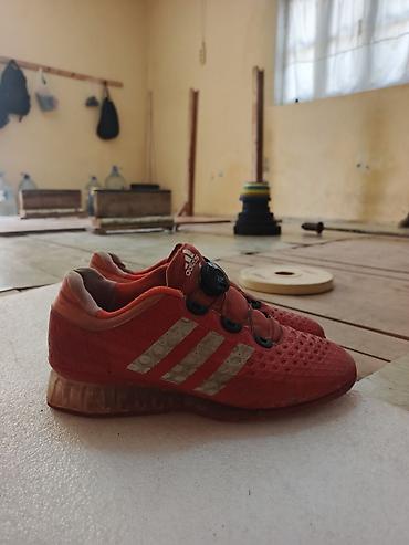 ayqqabi: Satılır: idman ayaqqabısı - Brend: Adidas - Rəng: qırmızı, yan hissədə — 3