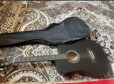 черная акустическая гитара: Акустическая гитара, цена: 4000 сом,торг возможен в комплекте чехол