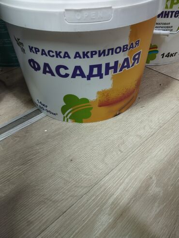 резиновая краска для бетона: Ведро акриловой фасадной краски объемом 14 кг. Эта краска