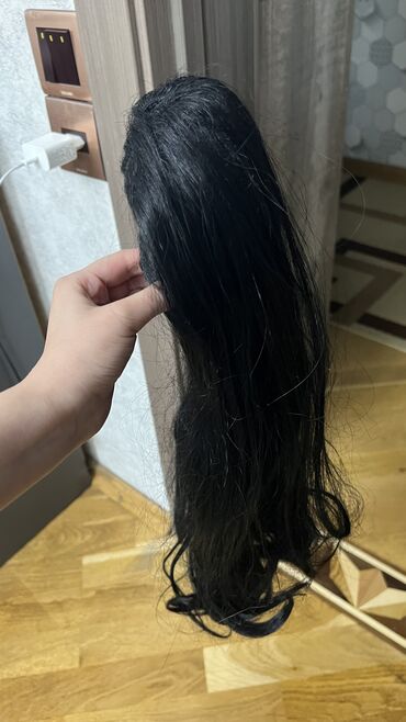 Təbii saçlar, pariklər: Salon malları toplu. 2 ədəd şinyon, 1 ədəd parik, 2 ədəd broşkalı saç — 10