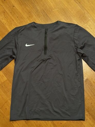 женские бюстгальтеры с плотной чашкой: Nike uzunqol idman üst geyimi - Rəng: tünd boz - Ön hissədə 1/4