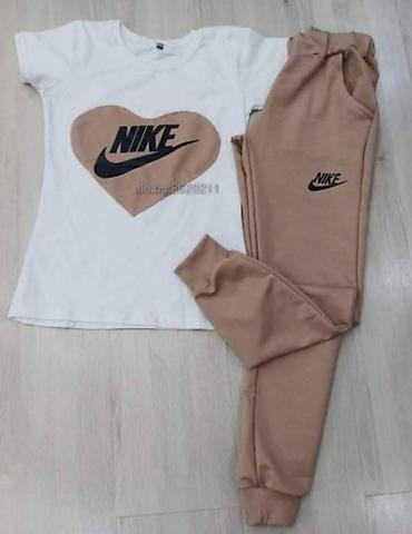 nike suknja: Ženski sportski komplet majica i donji deo trenerke sa dzepovima. Bela — 1