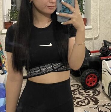 спорттук кийимдер: Спортивный женский кроп-топ Nike. - Цвет: черный - Крой: облегающий