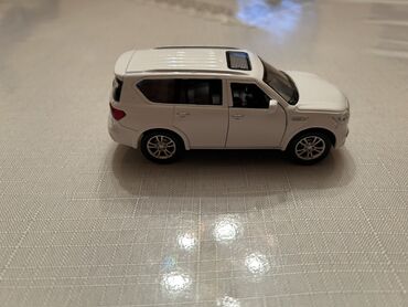Avtomobil modelləri: Ağ rəngli mini avtomobil modeli (SUV tipli) - Material: metal və — 4
