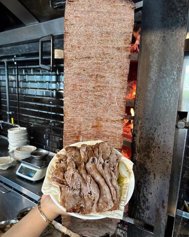 Sifarişlə hazır yeməklər: Məhsul: Odun közündə bişən ət dönər Xüsusiyyətlər: - Şaquli şişdə — 4