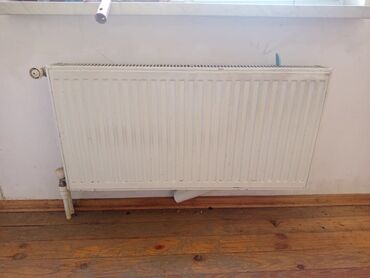 комби радиатор: Ağ rəngli polad panel radiator, otaqları qızdırmaq üçün istifadə