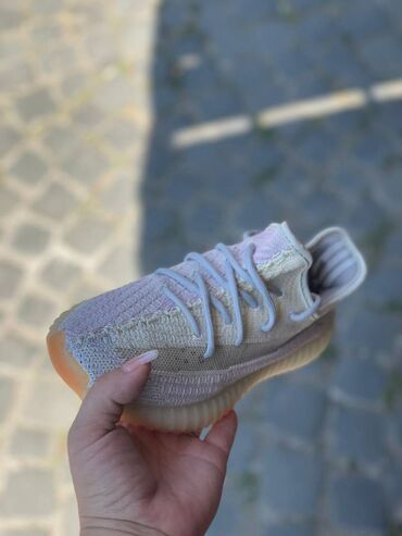 Patike: Adidas Yeezy Boost 350 patike

Novo
Brojevi 36 do 46 — 8
