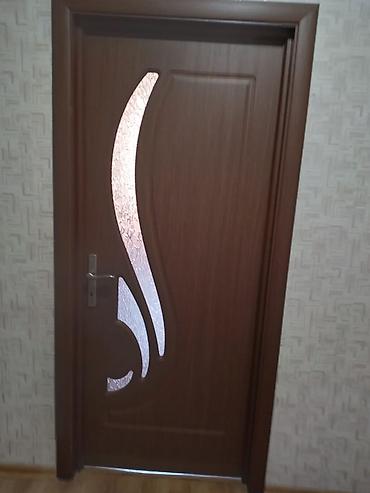 Daxili qapı – dekorativ şüşə əlavəli - Material: taxta əsaslı panel
