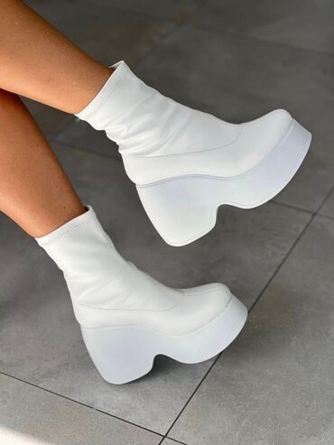 Čizme: Br 36-40
Peta:10cm — 5