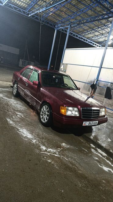 авто лизинг рассрочка: Представленный автомобиль - это седан Mercedes-Benz E-Class (W124)