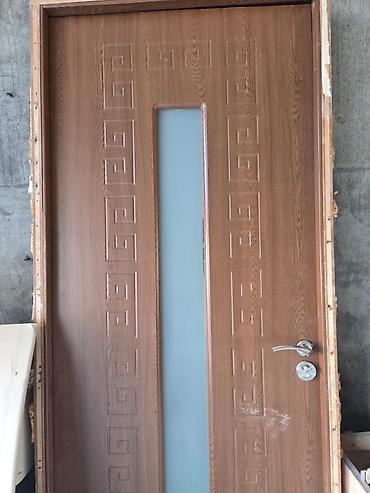 Daxili otaq qapısı – ağac teksturalı, şaquli şüşə panelli - Material lalafo.az -da Daxili otaq qapısı – ağac teksturalı, şaquli şüşə panelli - Material