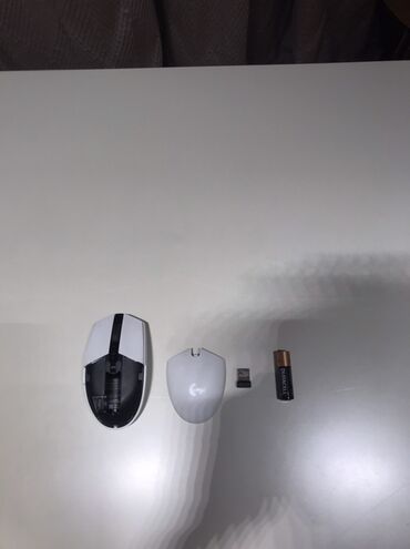Компьютерные мышки: Беспроводная мышь Logitech, выполненная в белом цвете с черными