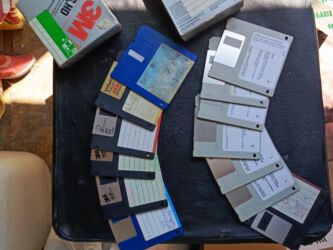 Masaüstü kompüterlər və iş stansiyaları: Köhnə Sony komputer və hissələri. sistem bloku, disketler, kalonka — 27