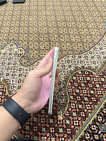 vr ochki: Samsung Galaxy S21 FE 5G (белый) - Экран AMOLED c отверстием под — 4