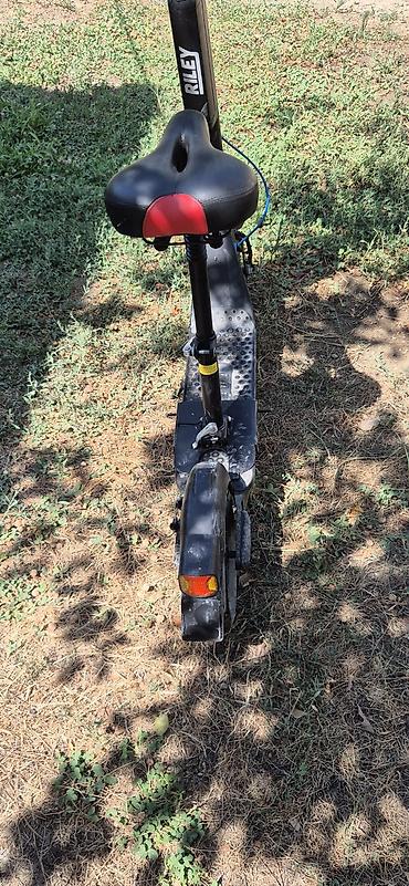scooter elektirikli: RILEY markalı elektrikli skuter. Qara rəngli korpuslu bu model — 3