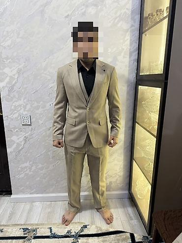 lalafo paltarlar: Üçlü kişi kostyumu – bej rəng Tərkib: - 1 ədəd iki düyməli pencək — 3