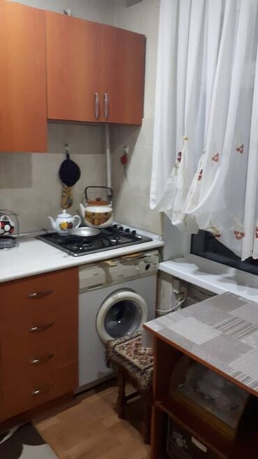 Uzunmüddətli kirayə mənzillər: Nizami rayonu, Neftçilər metrosunun yaxınlığında yerləşən 5 mərtəbəli — 16