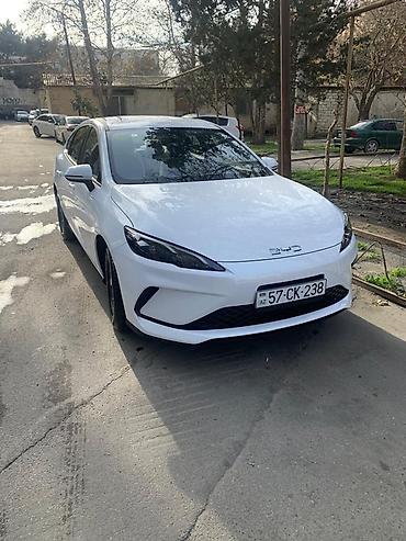tam elektrikli maşınlar: BYD sedanı – ağ rəng, aerodinamik kuzov dizaynı və LED ön işıqlar. Ön — 1