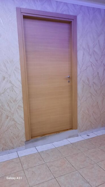 Furnitura və aksessuarlar: İç otaq qapısı – açıq palıd tonunda, minimalist dizayn. - Material