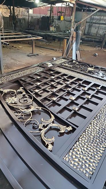 Распашные ворота: Металлические распашные ворота с калиткой (модульные панели) - — 64