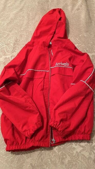 kapüşonlu qadın gödəkçələri: Qırmızı rəngli kapüşonlu yüngül küləkkeş (windbreaker) gödəkçə