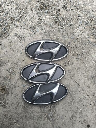рамка хонда фит: Комплект из трех эмблем Hyundai. Хромированный логотип с черной