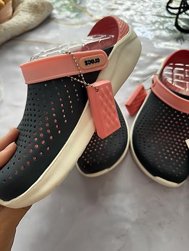 clarks обувь: Клоги Crocs LiteRide clog, цвет black/slate grey с коралловыми — 2