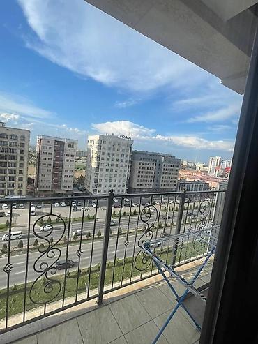 салон сатылат: Кеңселерди ижаралоо, 58 м², Бизнес борборунда, Тоолор көрүнүп турат — 5
