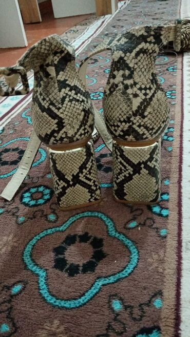 пальто дордой инстаграм: Босоножки, 39, Bershka, Новый, Платная доставка